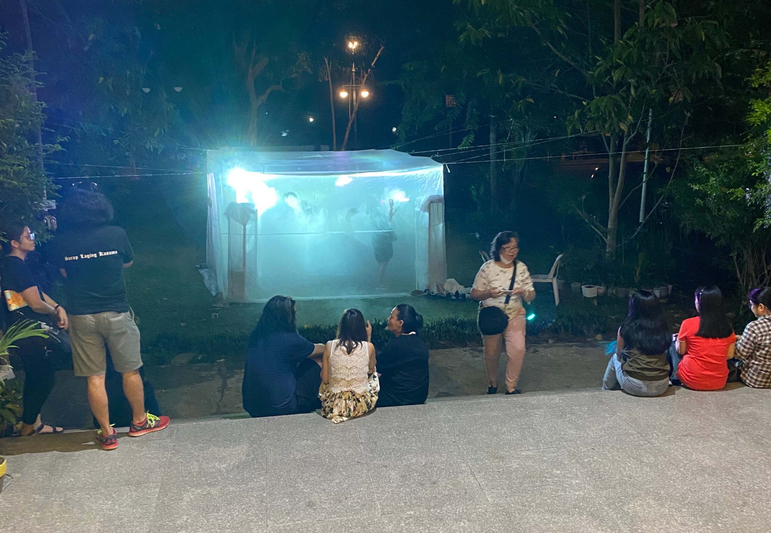 viewers chilling as passive viewer from the outside