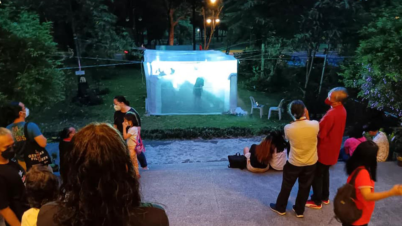 viewers outside the show